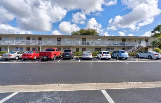 Beautiful unit in desirable Oriole Gardens